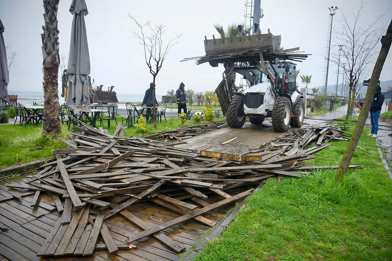 Aytekin Şenlikoğlu’nun çürüyen tahtaları sökülüyor
