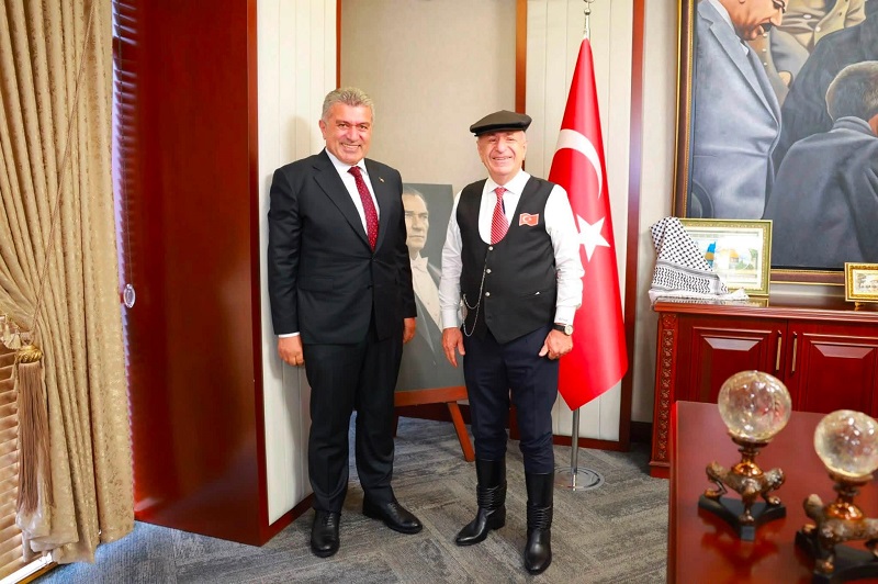 Necmi Sıbıç’tan Ümit Özdağ’a anlamlı giysi