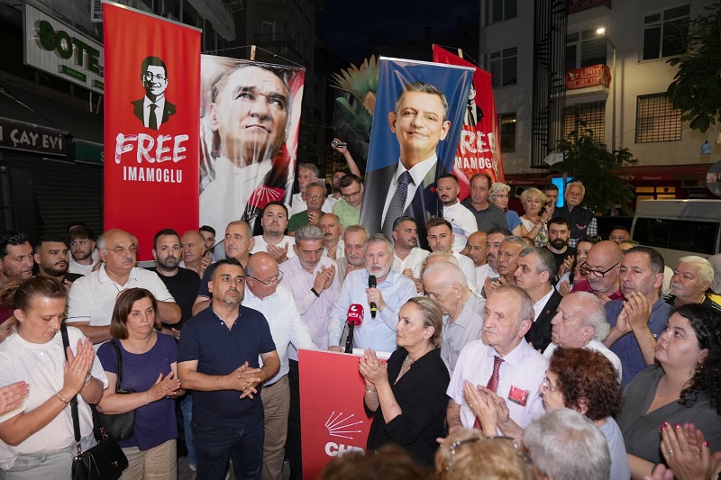Görevden alınan Gökhan Şenyürek’ten CHP önünde açıklama